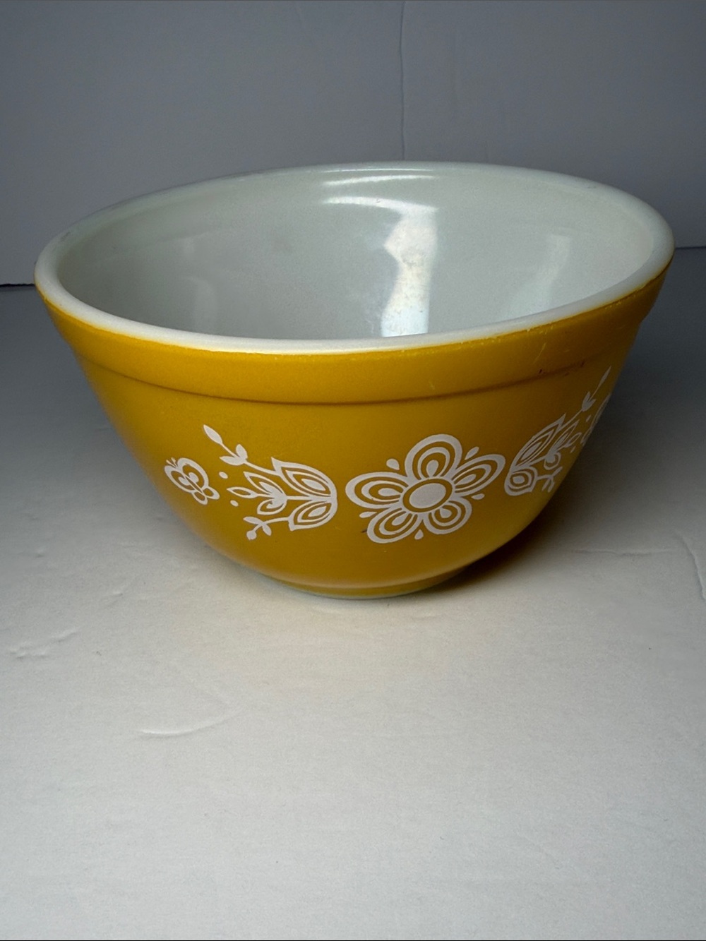Pyrex mixing bowl in the "Butterfly Gold" pattern, model #401, VTG